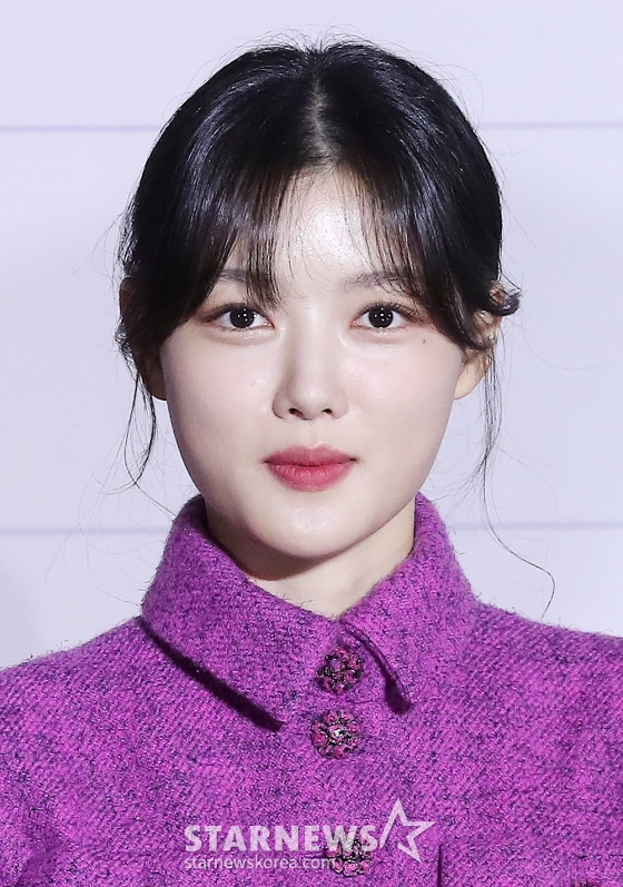 배우 김유정이 19일 오전 서울 용산구 아이파크몰 CGV에서 진행된 넷플릭스 오리지널 '20세기 소녀' 제작보고회에 참석해 취재진을 바라보고 있다. '20세기 소녀'는 어느 겨울 도착한 비디오 테이프에 담긴 1999년의 기억, 17세 소녀 '보라'가 절친 '연두'의 첫사랑을 이루어주기 위해 사랑의 큐피트를 자처하며 벌어지는 첫사랑 관찰 로맨스. 지난 제27회 부산국제영화제에서의 공식 상영 이후 '20세기 소녀'는 미리 관람한 관객들의 마음을 사로잡으며 뜨거운 화제작으로 등극, 예비 시청자들의 기대를 모으고 있다. 오는 21일 공개. 2022.10.19 /사진=김창현 기자 chmt@