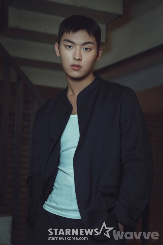 배우 최현욱이 22일 오후 서울 종로구 삼청동의 한 카페에서 진행된 웨이브 오리지널 시리즈 '약한영웅 Class 1' 관련 인터뷰를 위해 포즈를 취하고 있다. 최현욱은 극 중 친구들을 지키기 위해 폭력에 맞서 나가는 의리의 파이터 안수호 역을 열연했다. '약한영웅'은 상위 1% 모범생 연시은이 처음으로 친구가 된 수호(최현욱 분), 범석(홍경 분)과 함께 수많은 폭력에 맞서 나가는 과정을 그린 약한 소년의 강한 액션 성장 드라마다. / 사진제공 = 웨이브 /사진=김창현 기자 chmt@