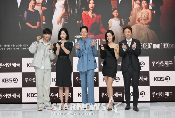 배우 강율, 한지완, 김진우, 손성윤, 이상보가 7일 오전 온라인으로 진행된 KBS 2TV 일일드라마 '우아한 제국' 제작발표회에 참석해 포즈를 취하고 있다.  '우아한 제국'은 거대한 힘으로 짓밟힌 정의와 감춰진 진실, 잃어버린 인생을 되찾기 위한 두 남녀의 처절하고도 우아한 복수의 여정이다. 이날 오후 7시 50분 첫 방송. / 사진제공 = KBS /사진=김창현