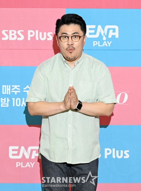 가수 데프콘이 5일 오후 서울 양천구 목동 방송회관에서 열린 '나는 SOLO' 방송1주년 기자간담회에 참석해 포즈를 취하고 있다. /사진제공=ENA PLAY, SBS PLUS 2022.07.05 /사진=이동훈 기자 photoguy@