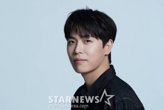 배우 이동하가 1일 오후 서울 종로구 스타뉴스 사옥에서 진행된 MBC금토드라마 '닥터로이어' 종방 관련 인터뷰에 앞서 포즈를 취하고 있다. 이동하는 극 중 아버지 구진기(이경영 분)에 이어 반석병원장 자리를 노리고 있는 구현성 캐릭터를 맡아 시청자들의 눈길을 사로잡았다. / 사진제공 = 피프티원케이 /사진=김창현 기자 chmt@
