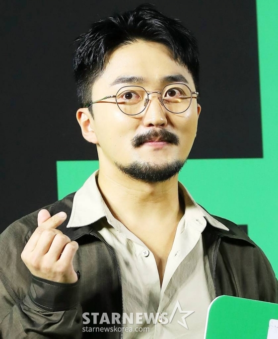 방송인 유병재가 24일 오후 서울 강남구 삼성동 메가박스 코엑스에서 진행된 영화 '드림' VIP 시사회에 참석해 미소를 짓고 있다. '드림'은 개념 없는 전직 축구선수 홍대(박서준 분)와 열정 없는 PD 소민(아이유 분)이 집 없는 오합지졸 국대 선수들과 함께 불가능한 꿈에 도전하는 이야기를 그린 영화. 오는 26일 개봉. 2023.04.24 /사진=김창현 기자 chmt@