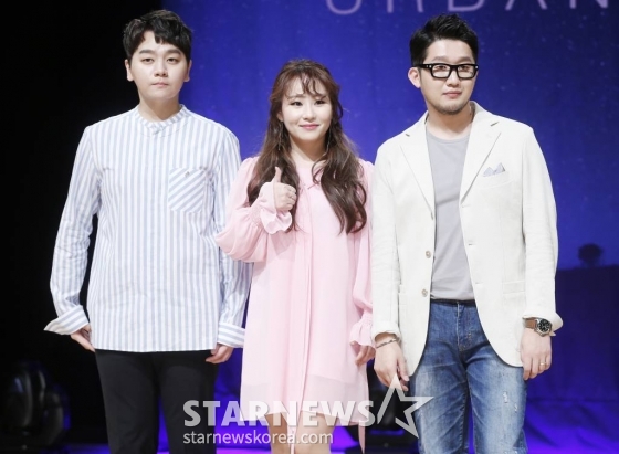 그룹 어반자카파가 19일 오후 서울 강남구 일지아트홀에서 진행된 싱글앨범 '혼자' 발매 기념 쇼케이스에서 포즈를 취하고 있다. /사진=김휘선 기자 hwijpg@