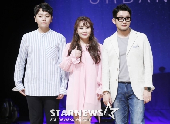 그룹 어반자카파가 19일 오후 서울 강남구 일지아트홀에서 진행된 싱글앨범 '혼자' 발매 기념 쇼케이스에서 포즈를 취하고 있다. /사진=김휘선 기자 hwijpg@