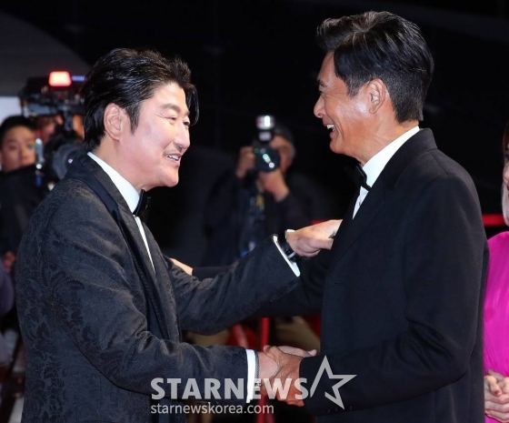 배우 송강호, 홍콩배우 주윤발이 4일 오후 부산 해운대구 영화의 전당에서 진행된 제28회 부산국제영화제(BIFF) 레드카펫 행사에서 인사를 나누고 있다. 제28회 부산국제영화제는 오는 4일 개막식을 시작으로 13일까지 열흘간 영화의전당 일대에서 개최된다. 2023.10.04 /사진=김창현