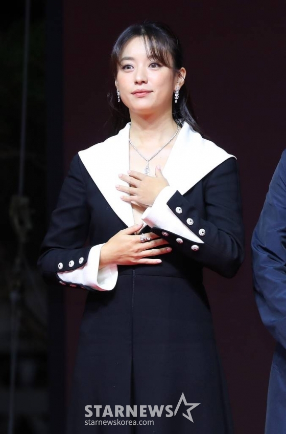 배우 한효주가 4일 오후 부산 해운대구 영화의 전당에서 진행된 제28회 부산국제영화제(BIFF) 레드카펫 행사에 참석하고 있다. 제28회 부산국제영화제는 개막식을 시작으로 13일까지 열흘간 영화의전당 일대에서 개최된다. 2023.10.04 /사진=김창현