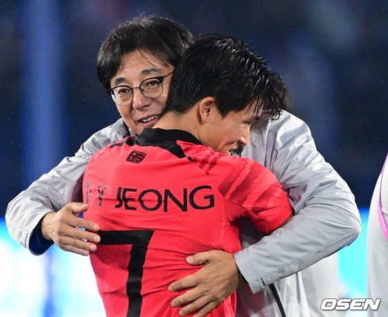 황선홍 감독(왼쪽)이 7일 2022 항저우 아시안게임 남자 축구 우승 후 정우영을 끌어안아주고 있다.