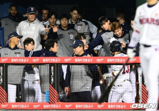 4회 허경민(오른쪽)이 홈런을 친 뒤 더그아웃에서 동료들과 기쁨을 나누고 있다.
