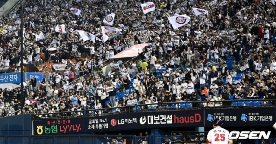 12일 두산 홈 팬들의 모습.
