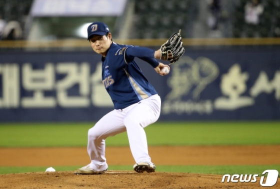 NC 선발 이재학이 12일 투구하고 있다. /사진=뉴스1
