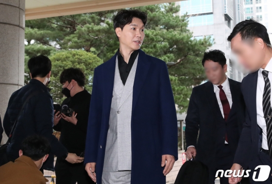 (서울=뉴스1) 임세영 기자 = 방송인 박수홍이 15일 오후 서울 마포구 서울서부지방법원에서 특정경제범죄 가중처벌 등에 관한 법률(횡령) 위반 혐의로 기소된 친형 박 모씨와 배우자 이 모씨에 대한 4차 공판에 증인으로 출석하고 있다. 2023.3.15/뉴스1  Copyright (C) 뉴스1. All rights reserved. 무단 전재 및 재배포 금지.