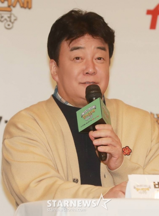 요리연구가 백종원이 29일 오전 서울 마포구 도화동 서울가든호텔에서 열린 tvN 신규 예능 '장사천재 백사장' 제작발표회에 참석해 질문에 답하고 있다. 대한민국 최고의 외식 경영 전문가 백종원이 한식 불모지에서 직접 창업부터 운영까지 나서는 백종원의 세계 밥장사 도전기를 그린 '장사천재 백사장'은 4월 2일 첫 방송된다. /2023.03.29 /사진=이동훈 기자 photoguy@