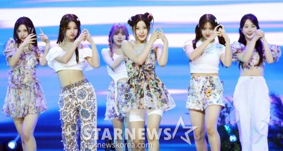 걸그룹 엔믹스(NMIXX)가 11일 오후 서울 용산구 한남동 블루스퀘어에서 진행된 세 번째 싱글 'A Midsummer NMIXX's Dream'(어 미드서머 엔믹스 드림) 발매 기념 쇼케이스에 참석해 멋진 무대를 선보이고 있다. 이번 엔믹스의 타이틀곡 'Party O'Clock'은 JYP엔터테인먼트 대표 프로듀서 박진영이 처음으로 NMIXX의 곡작업에 참여해 케미스트리를 뽐낸 작품. 특히 박진영은 NMIXX와의 첫 컬래버레이션을 위해 녹음실을 직접 방문해 '그루브 킹'의 디테일이 돋보이는 세심한 피드백으로 곡의 완성도를 높였고 포인트 안무도 직접 만들어주며 남다른 애정을 드러냈다. 2023.07.11 /사진=김창현 기자 chmt@