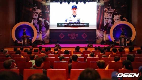 제10회 최동원상 수상자인 NC 에릭 페디가 영상을 통해 수상소감을 밝히고 있다.