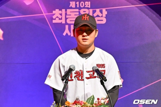 인천고 김택연(두산 입단)이 제6회 고교 최동원상 수상 후 소감을 밝히고 있다.