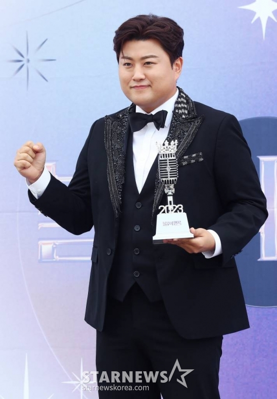 가수 김호중이 3일 오전 인천 남동체육관에서 진행된 KBS 2TV '불후의 명곡' 상반기 왕중왕전 레드카펫 행사에 참석해 포즈를 취하고 있다. 2023.07.03 /사진=김창현 기자 chmt@