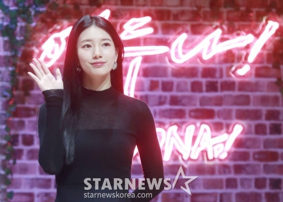 배우 수지가 18일 오전 서울 강남구 코엑스 신한카드 아티움에서 진행된 넷플릭스 오리지널 시리즈 '이두나!' 제작발표회에 참석해 포즈를 취하고 있다.  평범한 대학생 원준이 셰어하우스에서 화려한 K-POP 아이돌 시절을 뒤로 하고 은퇴한 두나를 만나게 되며 벌어지는 이야기를 담은 로맨스 드라마 '이두나!'는 오는 20일 공개된다. /2023.10.18 /사진=이동훈
