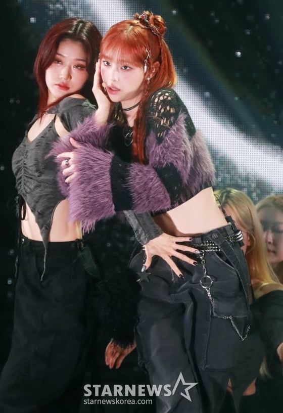 가수 츄(CHUU)가 18일 오후 서울 광진구 예스24라이브홀에서 진행된 첫 번째 미니 앨범 'Howl' 발매기념 쇼케이스에서 신곡을 선보이고 있다.  아번 앨범에는 동명의 타이틀곡 'Howl'을 비롯래 'Underwater', 'My Palace', 'Aliens', 'Hitchhiker' 등 총 5곡이 수록됐다. /2023.10.18 /사진=이동훈