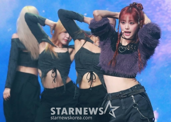 가수 츄(CHUU)가 18일 오후 서울 광진구 예스24라이브홀에서 진행된 첫 번째 미니 앨범 'Howl' 발매기념 쇼케이스에서 신곡을 선보이고 있다.  아번 앨범에는 동명의 타이틀곡 'Howl'을 비롯래 'Underwater', 'My Palace', 'Aliens', 'Hitchhiker' 등 총 5곡이 수록됐다. /2023.10.18 /사진=이동훈