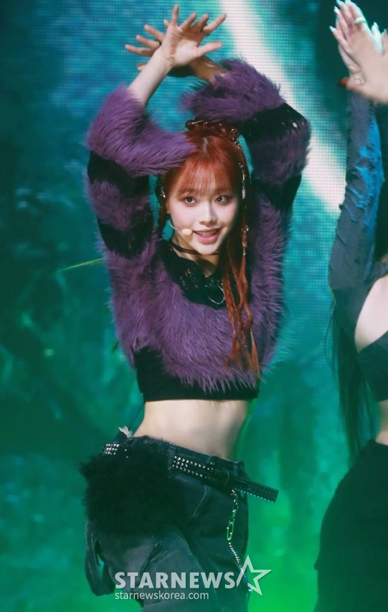 가수 츄(CHUU)가 18일 오후 서울 광진구 예스24라이브홀에서 진행된 첫 번째 미니 앨범 'Howl' 발매기념 쇼케이스에서 신곡을 선보이고 있다.  아번 앨범에는 동명의 타이틀곡 'Howl'을 비롯래 'Underwater', 'My Palace', 'Aliens', 'Hitchhiker' 등 총 5곡이 수록됐다. /2023.10.18 /사진=이동훈