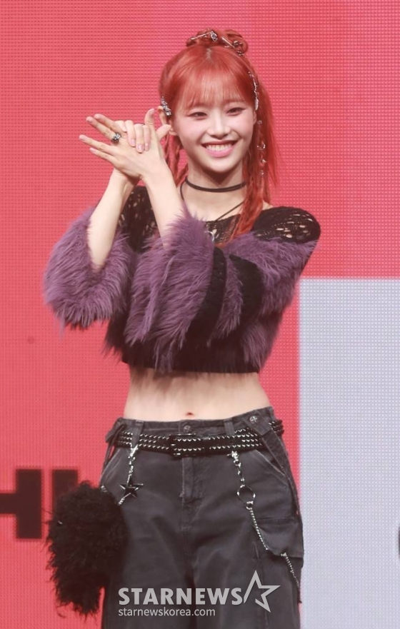 가수 츄(CHUU)가 18일 오후 서울 광진구 예스24라이브홀에서 진행된 첫 번째 미니 앨범 'Howl' 발매기념 쇼케이스에서 포즈를 취하고 있다.  아번 앨범에는 동명의 타이틀곡 'Howl'을 비롯래 'Underwater', 'My Palace', 'Aliens', 'Hitchhiker' 등 총 5곡이 수록됐다. /2023.10.18 /사진=이동훈