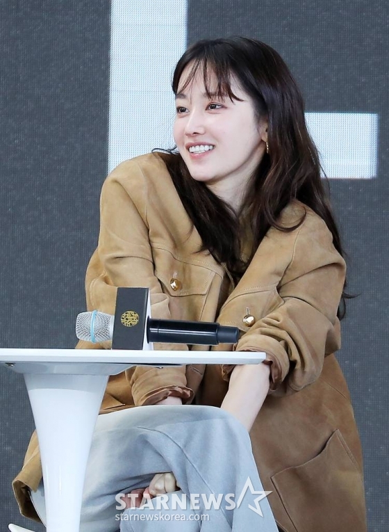 배우 전종서가 6일 오후 부산 해운대구 영화의 전당 야외무대에서 진행된 제28회 부산국제영화제 초청작 '발레리나' 오픈토크에 참석해 미소를 짓고 있다. 2023.10.06 /사진=김창현