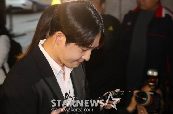 마약류 관리에 관한 법률 위반(향정) 혐의를 받고 있는 가수 남태현, 방송인 서민재가 19일 오전 서울 마포구 서부지방법원에서 진행된 첫 공판 기일에 출석하고 있다. 서민재와 남태현은 지난해 8월 마약 파문에 휘말렸다. 당시 채널A 예능프로그램 '하트시그널3' 출연자였던 서민재가 SNS를 통해 남태현과의 필로폰 투약을 폭로했던 것. 이에 경찰은 지난해 9월 서민재와 남태현의 소변과 모발을 채취해 국립과학수사연구원(국과수) 감정을 의뢰했다. 검사 결과 필로폰 양성 반응 결과가 나온 것으로 전해졌다. 2023.10.19 /사진=김창현