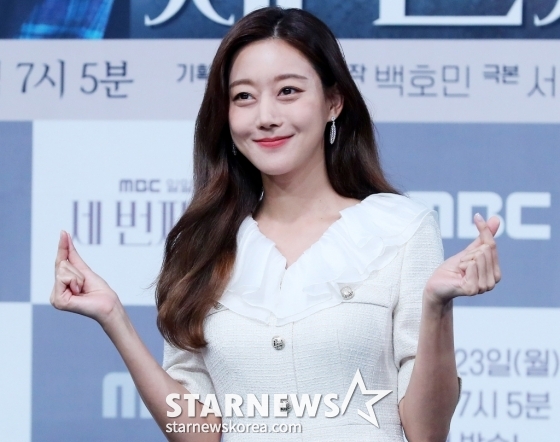 배우 오승아가 19일 오후 서울 마포구 상암동 MBC 사옥에서 진행된 MBC 일일드라마 '세 번째 결혼' 제작발표회에 참석해 포즈를 취하고 있다. /사진=김창현 기자