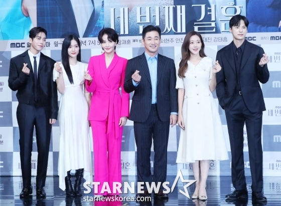 배우 문지후, 오세영, 윤해영, 전노민, 오승아, 윤선우가 19일 오후 서울 마포구 상암동 MBC 사옥에서 진행된 MBC 일일드라마 '세 번째 결혼' 제작발표회에 참석해 포즈를 취하고 있다. /사진=김창현 기자
