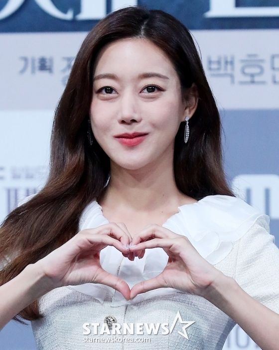 배우 오승아가 19일 오후 서울 마포구 상암동 MBC 사옥에서 진행된 MBC 일일드라마 '세 번째 결혼' 제작발표회에 참석해 포즈를 취하고 있다. /사진=김창현 기자