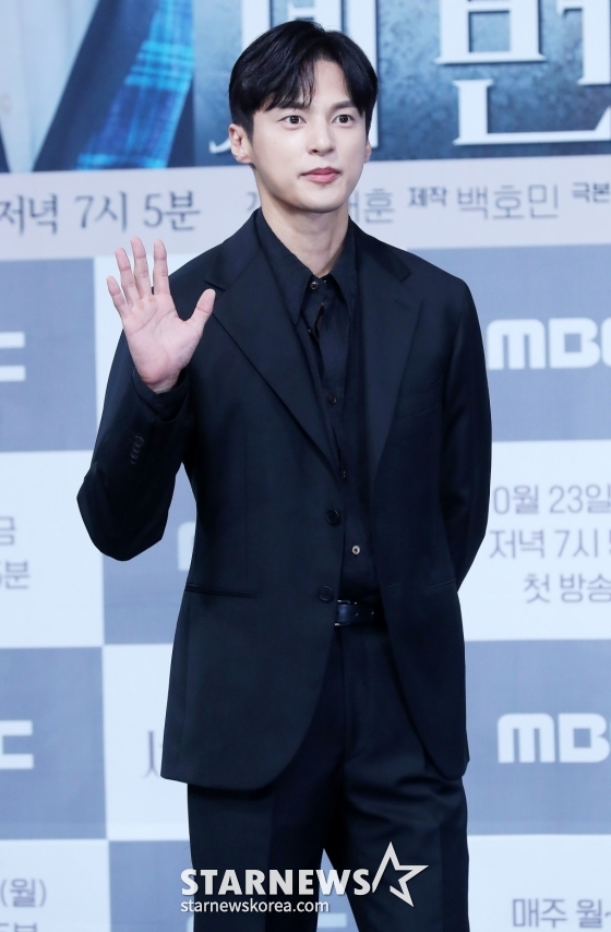 배우 윤선우가 19일 오후 서울 마포구 상암동 MBC 사옥에서 진행된 MBC 일일드라마 '세 번째 결혼' 제작발표회에 참석해 포즈를 취하고 있다. /사진=김창현 기자