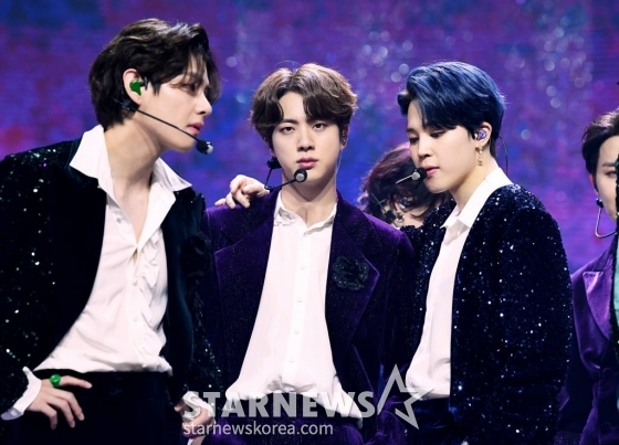 그룹 방탄소년단(BTS) 멤버 뷔, 진. 지민이 5일 온라인으로 진행된 멜론뮤직어워드 2020(MMA 2020)에서 무대를 펼치고 있다.