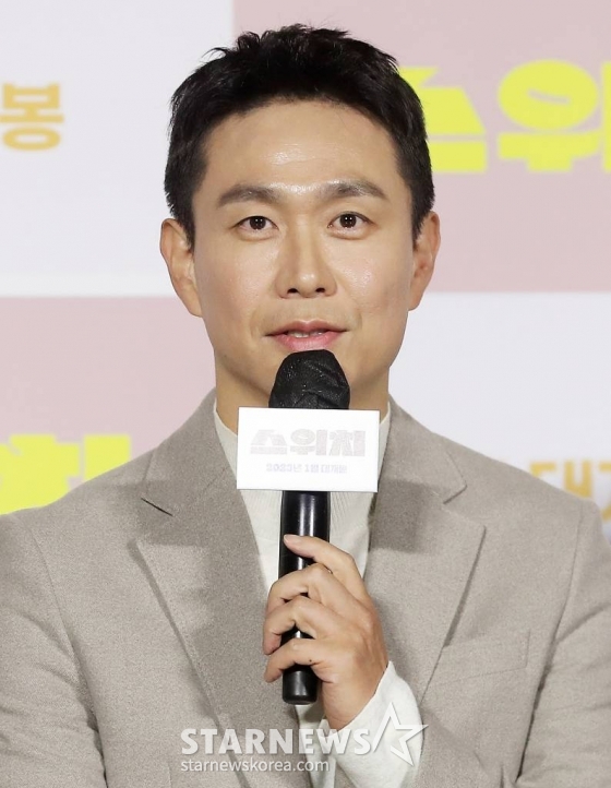 배우 오정세가 23일 오전 서울 광진구 롯데시네마 건대입구점에서 진행된 영화 '스위치' 제작보고회에 참석해 인사말을 하고 있다.   '스위치'는 캐스팅 0순위 천만배우이자 자타공인 스캔들 메이커, 화려한 싱글 라이프를 만끽하던 톱스타 '박강'이 크리스마스에 인생이 180도 뒤바뀌는 순간을 맞이하면서 벌어지는 이야기를 담은 작품. 2023년 1월 개봉예정. 2022.11.23 /사진=김창현 기자 chmt@