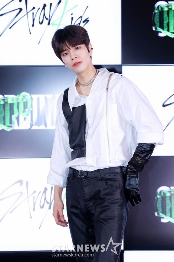 그룹 스트레이 키즈(Stray Kids) 승민이 18일 오전 온라인 생중계로 진행된 미니 앨범 '오디너리'(ODDINARY) 발매기념 기자간담회에 앞서 포즈를 취하고 있다.   신보에는 타이틀곡 '매니악'을 비롯해 '거미줄', '차머'(Charmer), '땡', '론리 스트리트'(Lonely St), '피어난다', '머디 워터'(Muddy Water) 등 총 7곡이 수록됐다. /사진제공-JYP엔터테인먼트 2022.03.18 /사진=이동훈 기자 photoguy@