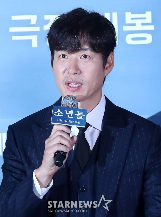 배우 유준상이 23일 오후 서울 용산구 CGV용산아이파크몰에서 진행된 영화 '소년들' 언론시사회 및 기자간담회에 참석해 인사말을 하고 있다. '소년들'은 지방 소읍의 한 슈퍼에서 발생한 강도치사사건의 범인으로 지목된 소년들과 사건의 재수사에 나선 형사, 그리고 그들을 둘러싼 사람들의 이야기다. 11월 1일 개봉. 2023.10.23 /사진=김창현