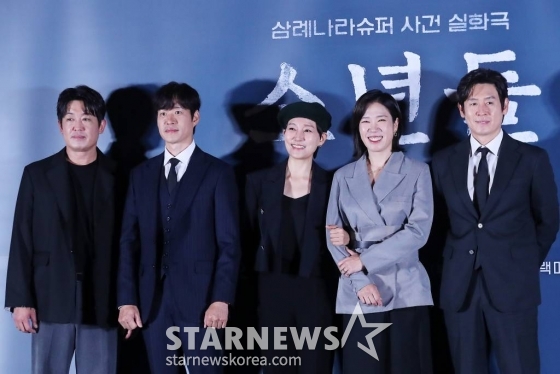 배우 허성태, 유준상, 진경, 염혜란, 설경구가 23일 오후 서울 용산구 CGV용산아이파크몰에서 진행된 영화 '소년들' 언론시사회 및 기자간담회에 참석해 인사말을 하고 있다. '소년들'은 지방 소읍의 한 슈퍼에서 발생한 강도치사사건의 범인으로 지목된 소년들과 사건의 재수사에 나선 형사, 그리고 그들을 둘러싼 사람들의 이야기다. 11월 1일 개봉. 2023.10.23 /사진=김창현