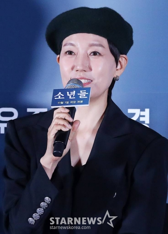 배우 진경이 23일 오후 서울 용산구 CGV용산아이파크몰에서 진행된 영화 '소년들' 언론시사회 및 기자간담회에 참석해 인사말을 하고 있다. '소년들'은 지방 소읍의 한 슈퍼에서 발생한 강도치사사건의 범인으로 지목된 소년들과 사건의 재수사에 나선 형사, 그리고 그들을 둘러싼 사람들의 이야기다. 11월 1일 개봉. 2023.10.23 /사진=김창현