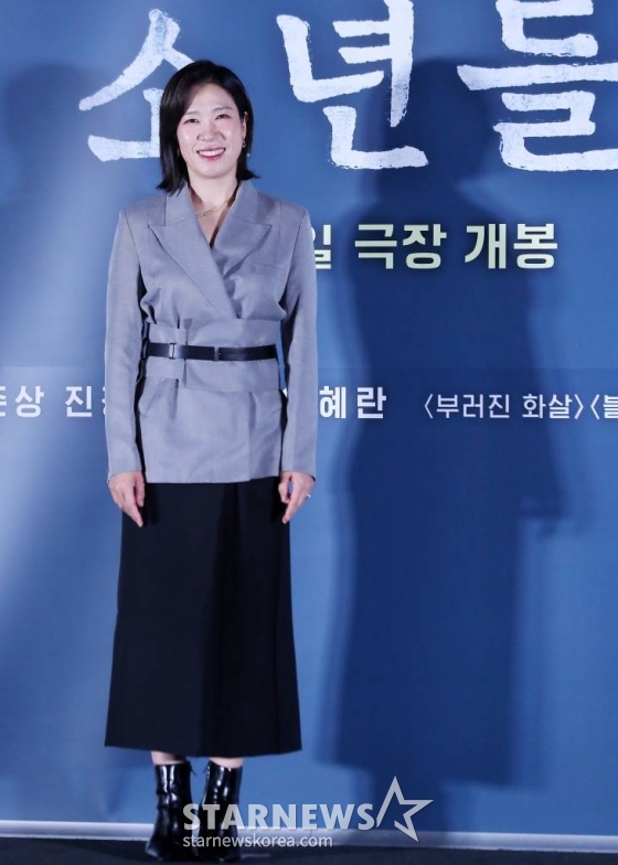 배우 염혜란이 23일 오후 서울 용산구 CGV용산아이파크몰에서 진행된 영화 '소년들' 언론시사회 및 기자간담회에 참석해 포즈를 취하고 있다. '소년들'은 지방 소읍의 한 슈퍼에서 발생한 강도치사사건의 범인으로 지목된 소년들과 사건의 재수사에 나선 형사, 그리고 그들을 둘러싼 사람들의 이야기다. 11월 1일 개봉. 2023.10.23 /사진=김창현