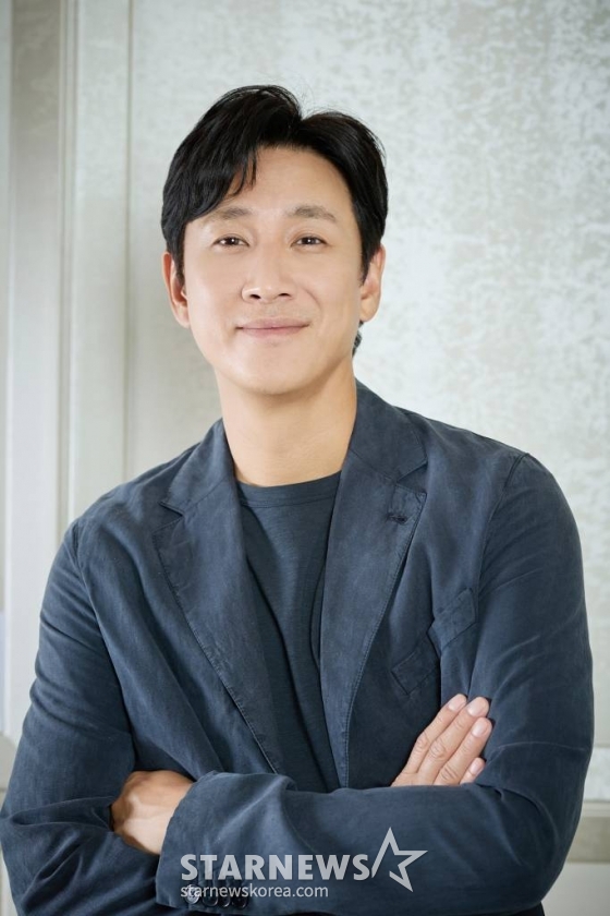 배우 이선균이 24일 오후 서울 종로구 삼청동의 한 카페에서 진행된 영화 '잠' 개봉 관련 인터뷰를 위해 포즈를 취하고 있다. '잠'은 행복한 신혼부부 현수(이선균 분)와 수진(정유미 분)을 악몽처럼 덮친 남편 현수의 수면 중 이상행동, 잠드는 순간 시작되는 끔찍한 공포의 비밀을 풀기 위해 애쓰는 두 사람의 이야기를 그린 영화. 9월 6일 개봉. / 사진제공 = 롯데엔터테인먼트 /사진=김창현