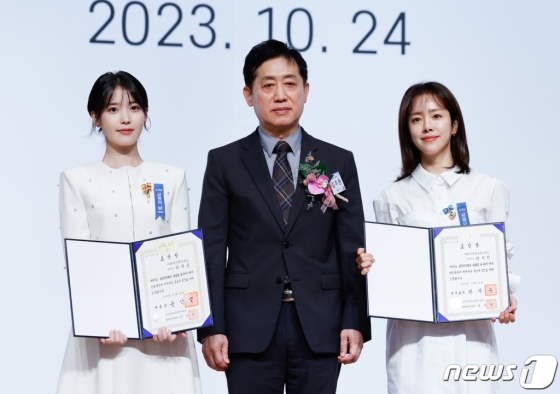 (서울=뉴스1) 안은나 기자 = 배우 겸 가수 아이유(이지은)와 한지민이 24일 서울 영등포구 63컨벤션에서 열린 제8회 금융의 날 기념식에서 각각 대통령 표창, 국무총리 표창을 수상한 뒤 김주현 금융위원장과 기념 촬영하고 있다. 2023.10.24/뉴스1 Copyright (C) 뉴스1. All rights reserved. 무단 전재 및 재배포, AI학습 이용 금지.