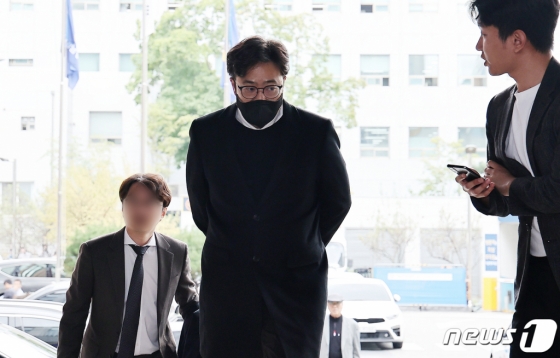 (서울=뉴스1) 김진환 기자 = 업무방해, 전자기록 등 손괴, 사기 및 업무상 배임 등의 혐의를 받는 안성일 더기버스 대표가 24일 오후 피의자 조사를 받기 위해 서울 강남경찰서에 출석하고 있다. 걸그룹 ‘피프티 피프티(FIFTY FIFTY)’의 소속사 어트랙트는 지난 6월 더기버스가 업무 인수인계를 지체하고 업무용 메일 계정을 돌려주는 과정에서 메일을 모두 삭제하는 등 프로젝트 자료를 없앴다며 안 대표 등을 고소했다. 2023.10.24/뉴스1 Copyright (C) 뉴스1. All rights reserved. 무단 전재 및 재배포, AI학습 이용 금지.