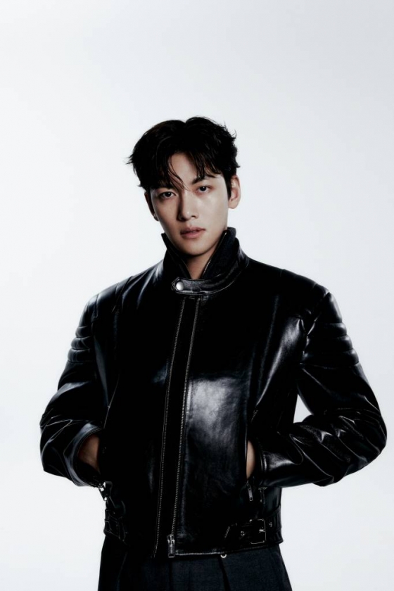 디즈니+ '최악의 악'의 배우 지창욱이 24일 진행된 라운드 인터뷰를 위해 포즈를 취하고 있다. /사진제공=월트디즈니컴퍼니코리아 2023.10.24 /사진=이동훈