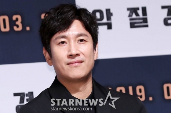 배우 이선균이 25일 오전 서울 강남구 압구정 CGV에서 진행된 영화 '악질경찰(감독 이정범)' 제작보고회에 참석해 질의응답을 하고 있다. /사진=김휘선 기자 hwijpg@