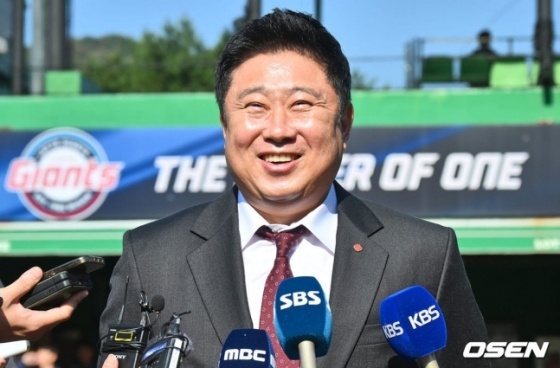 김태형 신임 롯데 자이언츠 감독이 25일 김해 상동 야구장에서 열린 선수단 상견례 행사 후 취재진과 인터뷰를 하고 있다.