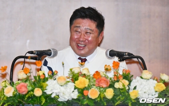 김태형 신임 롯데 자이언츠 감독이 24일 열린 감독 취임식에서 소감을 밝히고 있다.