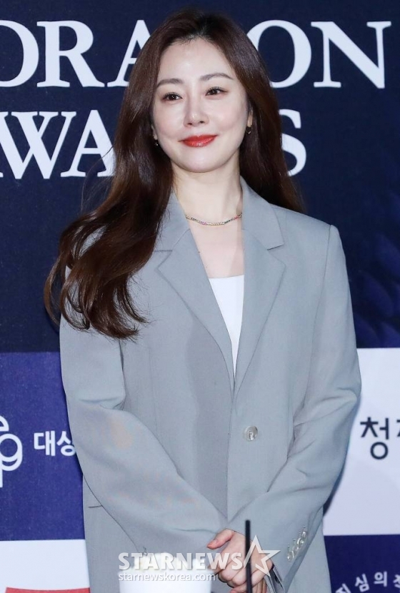 배우 오나라가 25일 오후 서울 영등포구 여의도 CGV에서 열린 '제44회 청룡영화상 핸드프린팅' 행사에 참석해 포즈를 취하고 있다. 2023.10.25 /사진=김창현