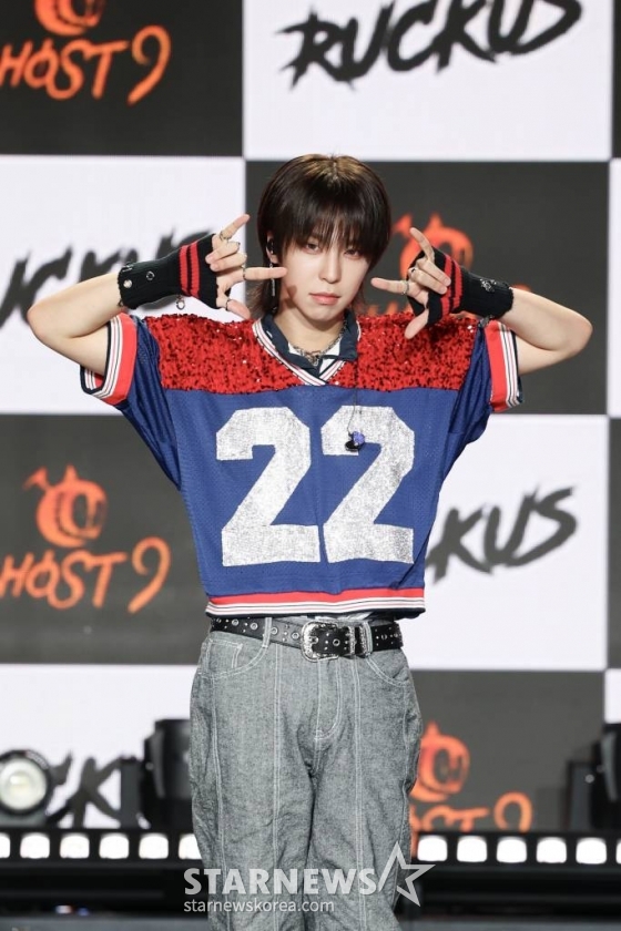 그룹 고스트나인(GHOST9) 이신이 25일 오후 서울 강남구 청담동 일지아트홀에서 진행된 일곱 번째 미니앨범 'ARCADE : O(아케이드 : 오)' 발매 기념 쇼케이스에 참석해 포즈를 취하고 있다. / 사진제공 = 마루기획 /사진=김창현