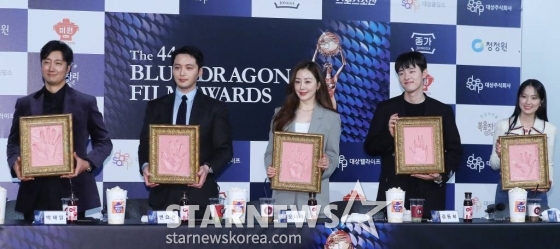 배우 박해일, 변요한, 오나라, 김동휘, 김혜윤이 25일 오후 서울 영등포구 여의도 CGV에서 열린 '제44회 청룡영화상 핸드프린팅' 행사에 참석해 포즈를 취하고 있다. 2023.10.25 /사진=김창현