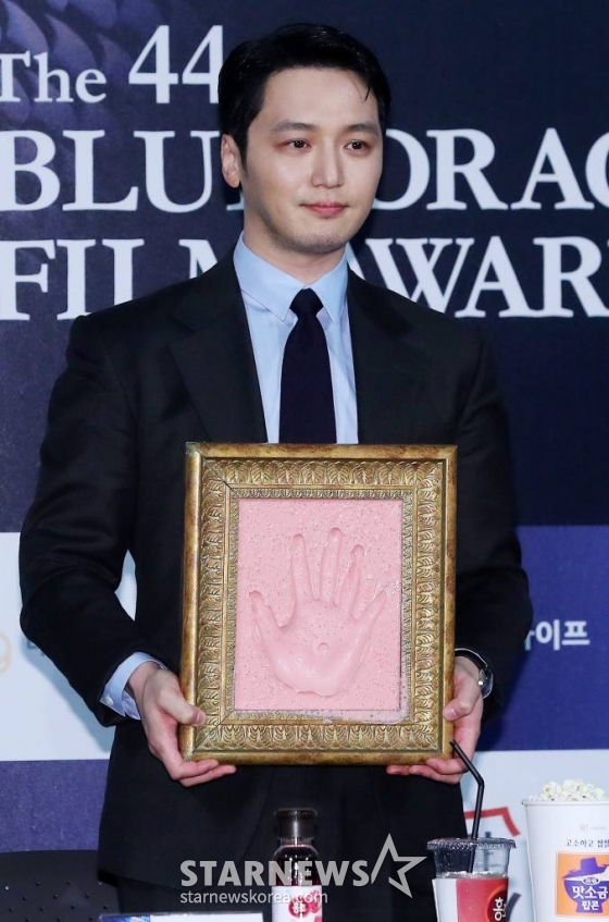 배우 변요한이 25일 오후 서울 영등포구 여의도 CGV에서 열린 '제44회 청룡영화상 핸드프린팅' 행사에 참석해 포즈를 취하고 있다. 2023.10.25 /사진=김창현