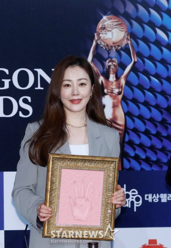 배우 오나라가 25일 오후 서울 영등포구 여의도 CGV에서 열린 '제44회 청룡영화상 핸드프린팅' 행사에 참석해 포즈를 취하고 있다. 2023.10.25 /사진=김창현
